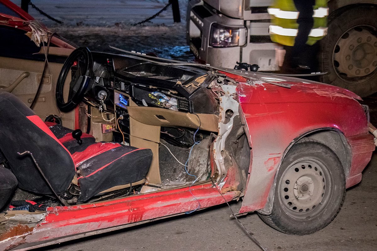 У автомобиля вылетело лобовое стекло и сорвало часть корпуса У автомобиля вылетело лобовое стекло и сорвало часть корпуса