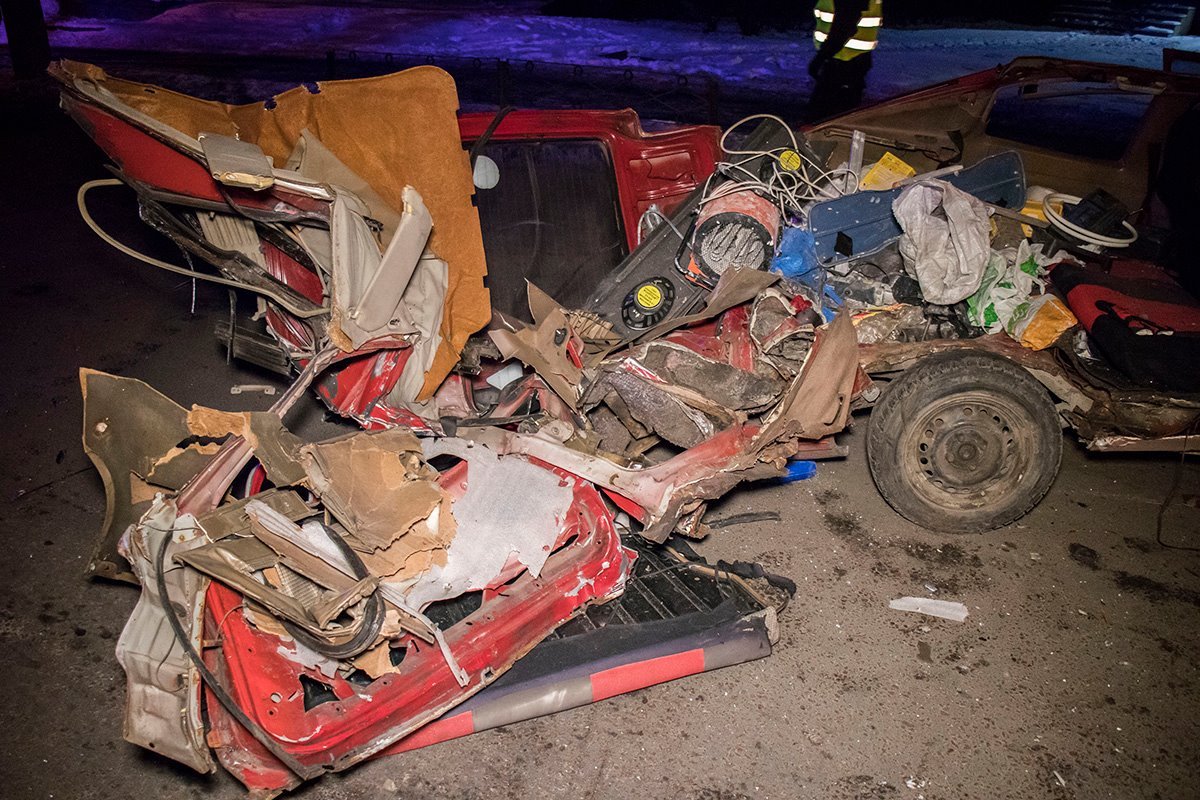 Автомобиль превратился в груду металлолома Автомобиль превратился в груду металлолома