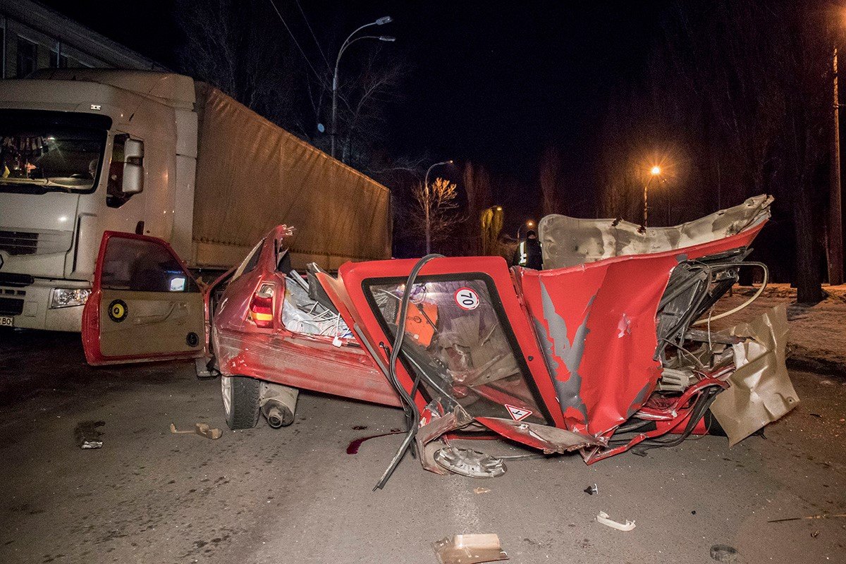В автомобиле ехали три человека В автомобиле ехали три человека