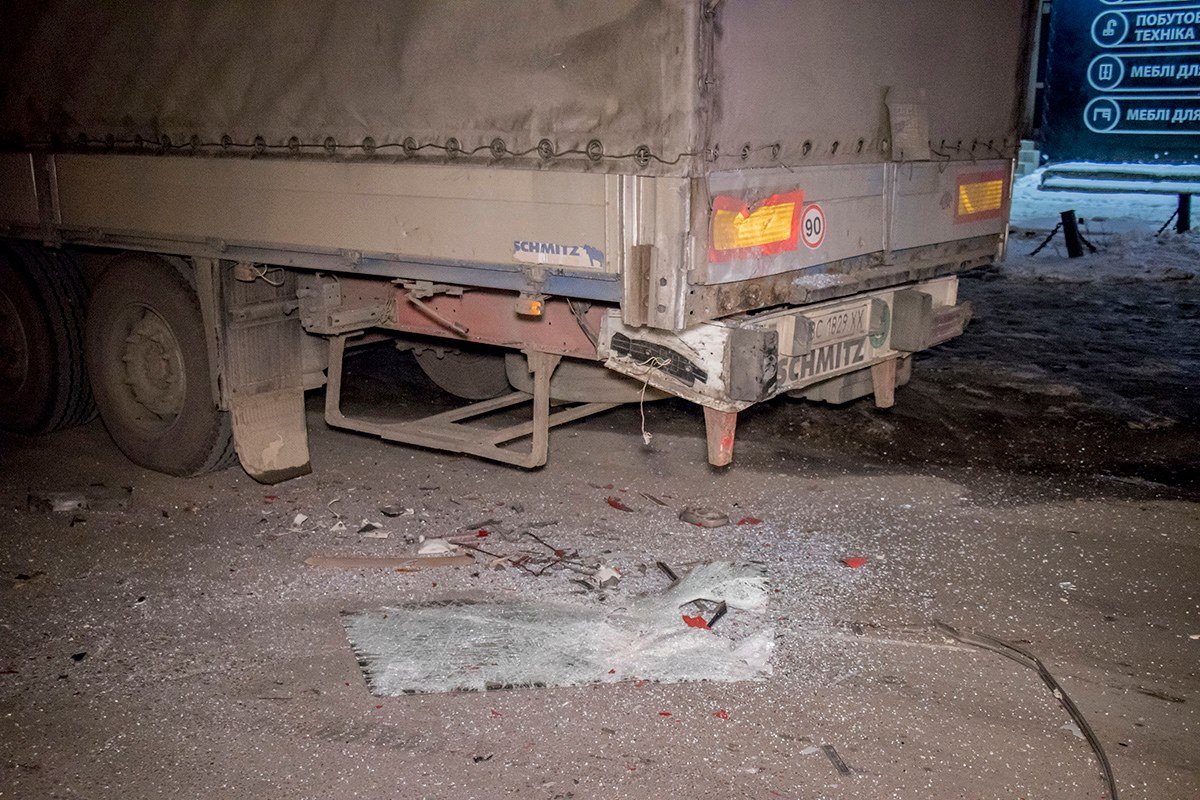 Грузовик стоял припаркованный Грузовик стоял припаркованный