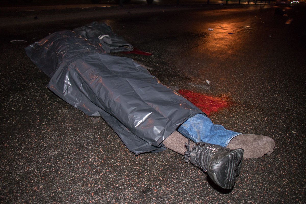 От удара парень перелетел через отбойник на встречку От удара парень перелетел через отбойник на встречку