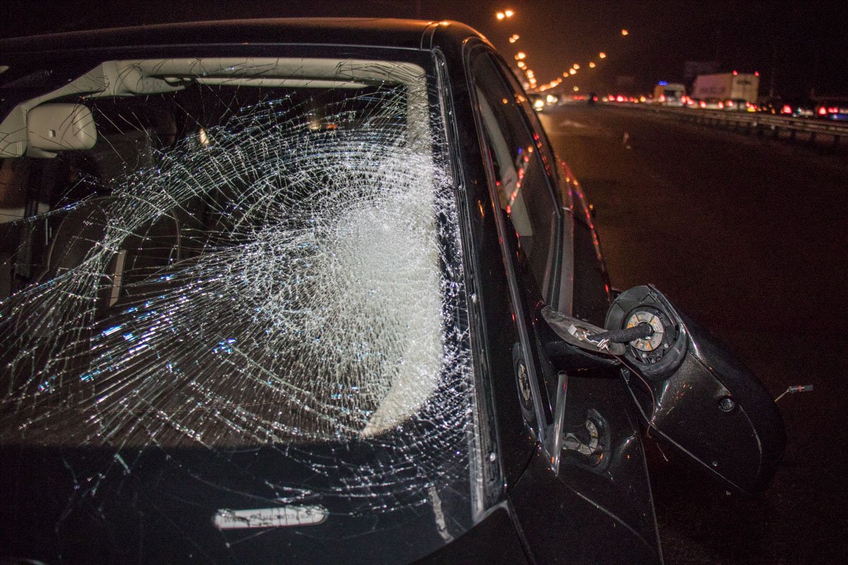 От удара разбилось лобовое стекло От удара разбилось лобовое стекло