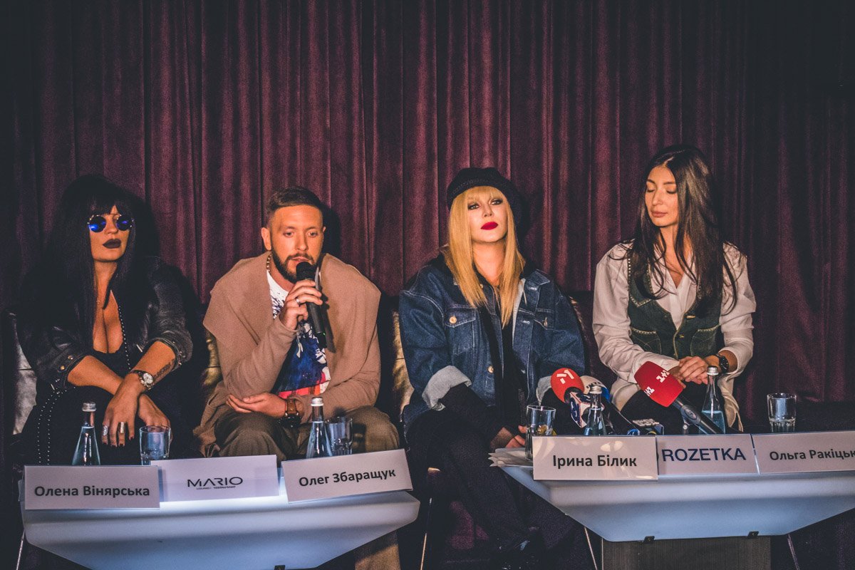 Певица на пресс-конференции была вместе со своим продюсером