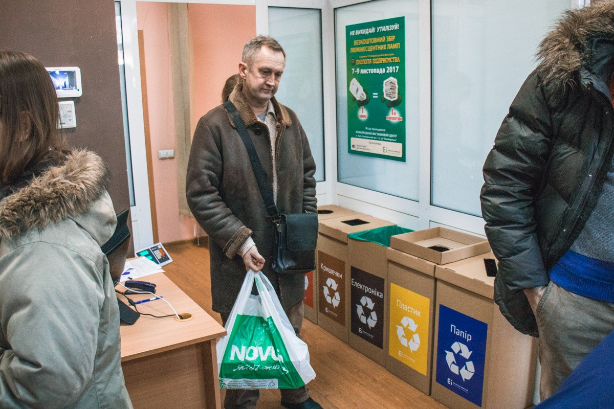 В пункте приема опасных отходов образовалась небольшая очередь