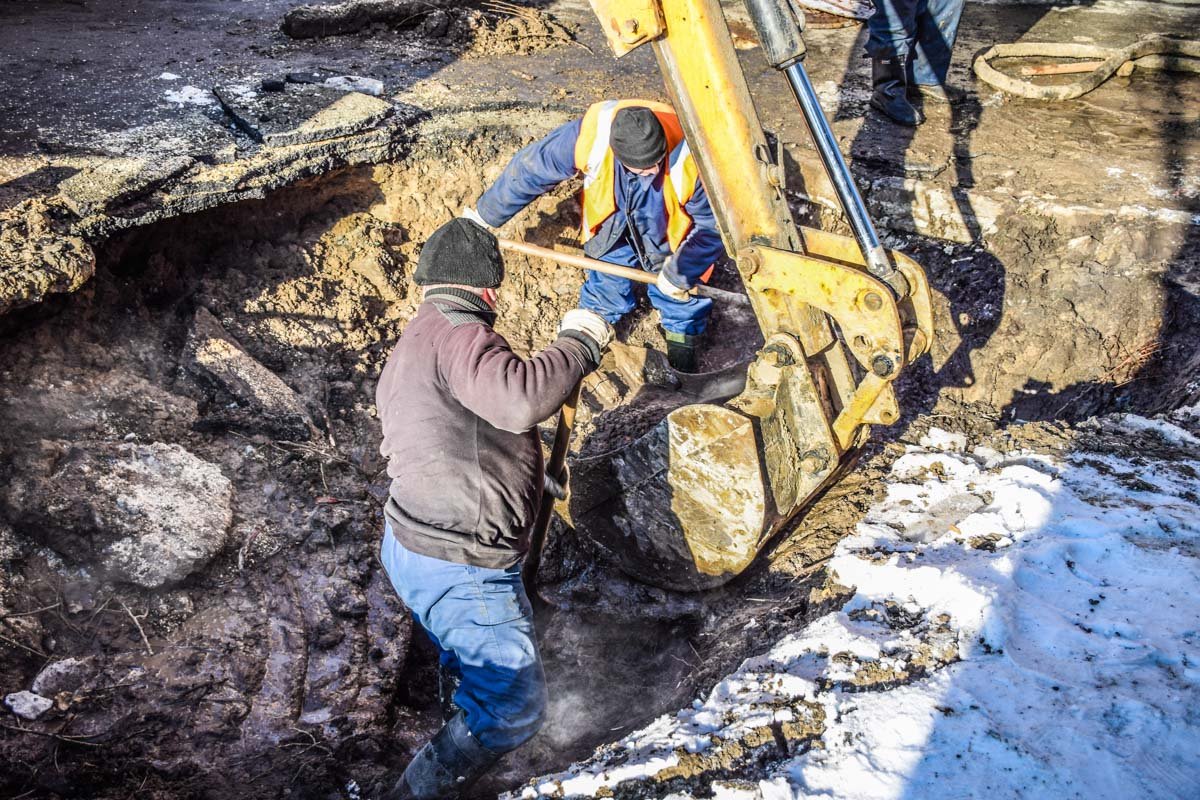 Коммунальщики вынуждены копать вручную Коммунальщики вынуждены копать вручную
