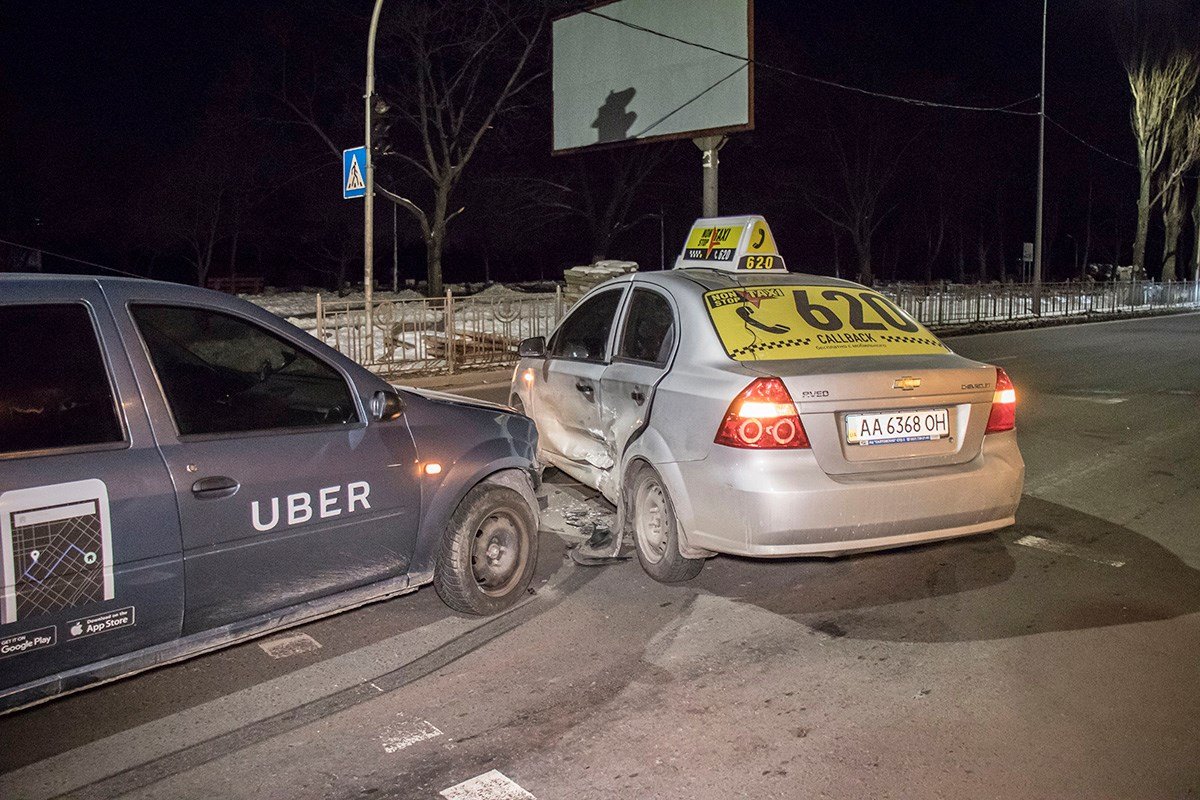 Dacia Logan со знаками службы Uber