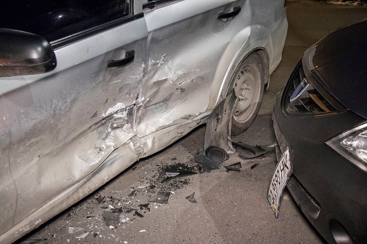 На Chevrolet вмятину в левом боку 