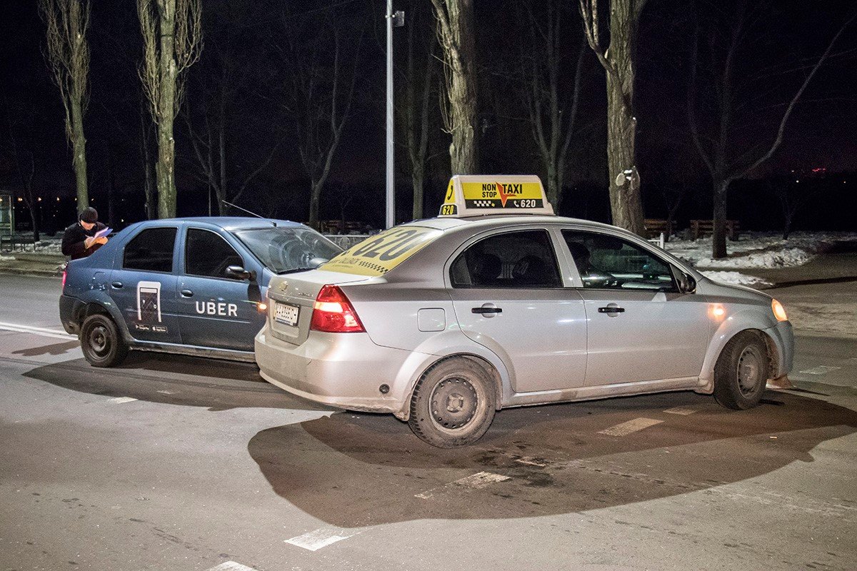 На Chevrolet наклейки Non-Stop Taxi