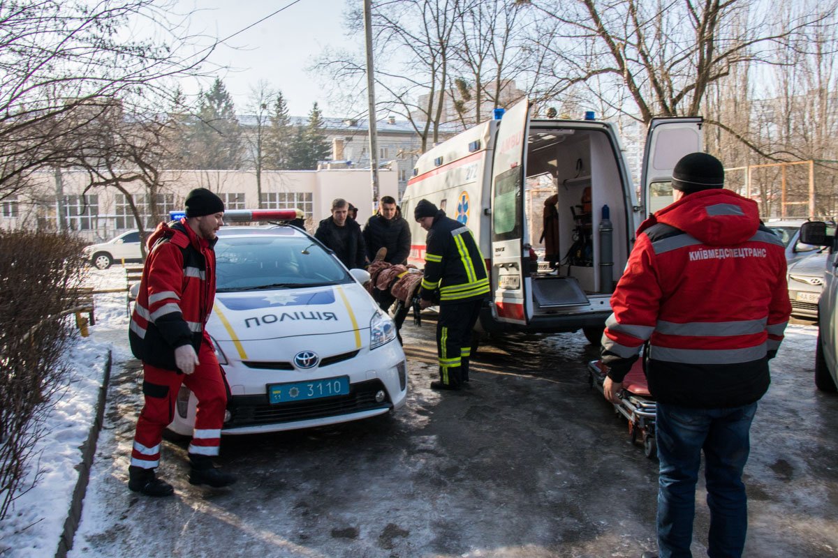 На Русановке парень выпал с седьмого этажа и приземлился на шестом На Русановке парень выпал с седьмого этажа и приземлился на шестом