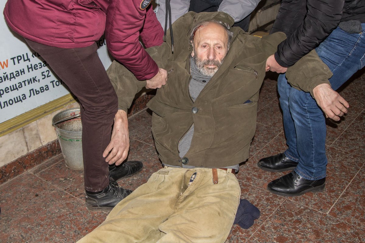 В метро Киева упал мужчина В метро Киева упал мужчина
