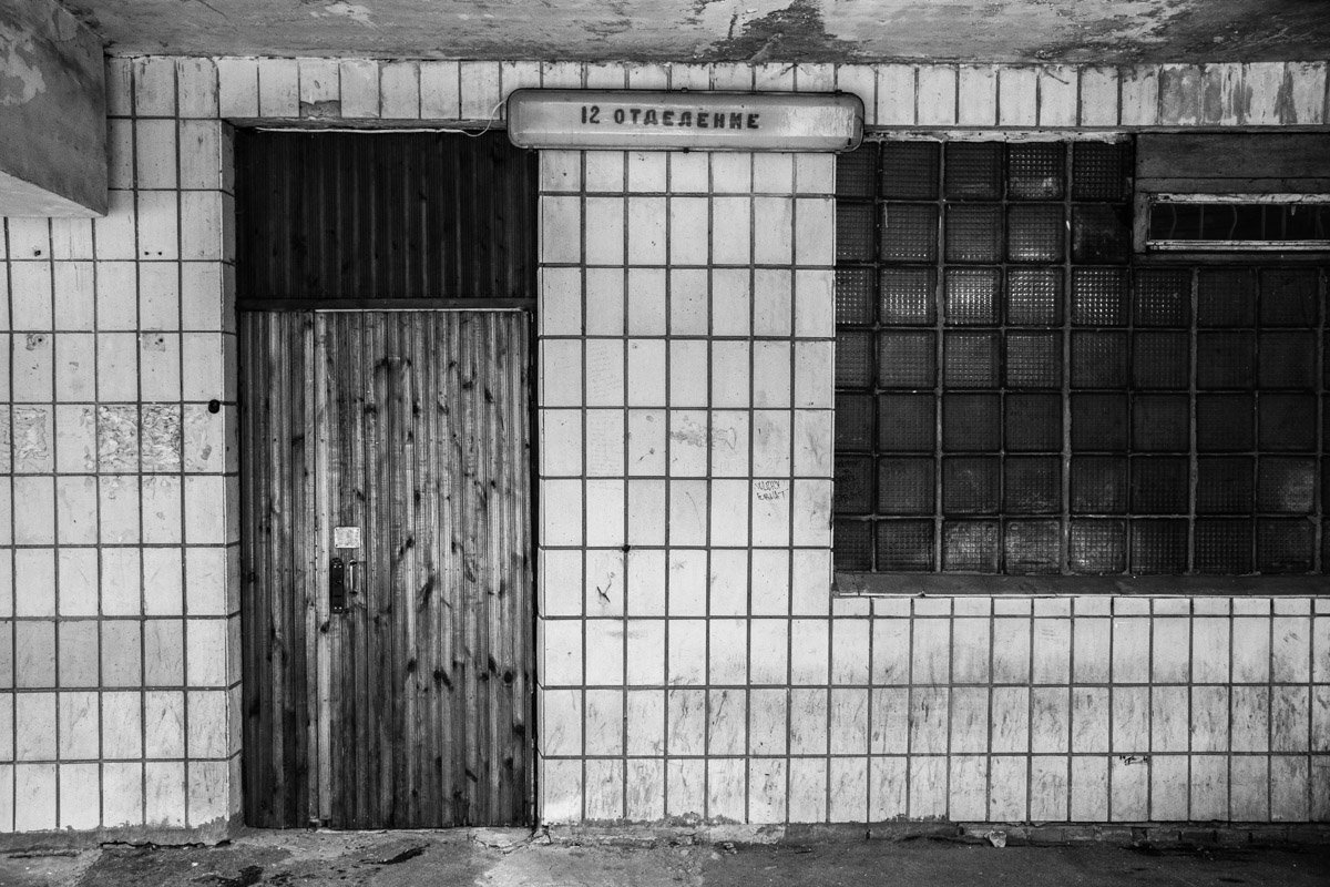 Одинокая, грустная лампа