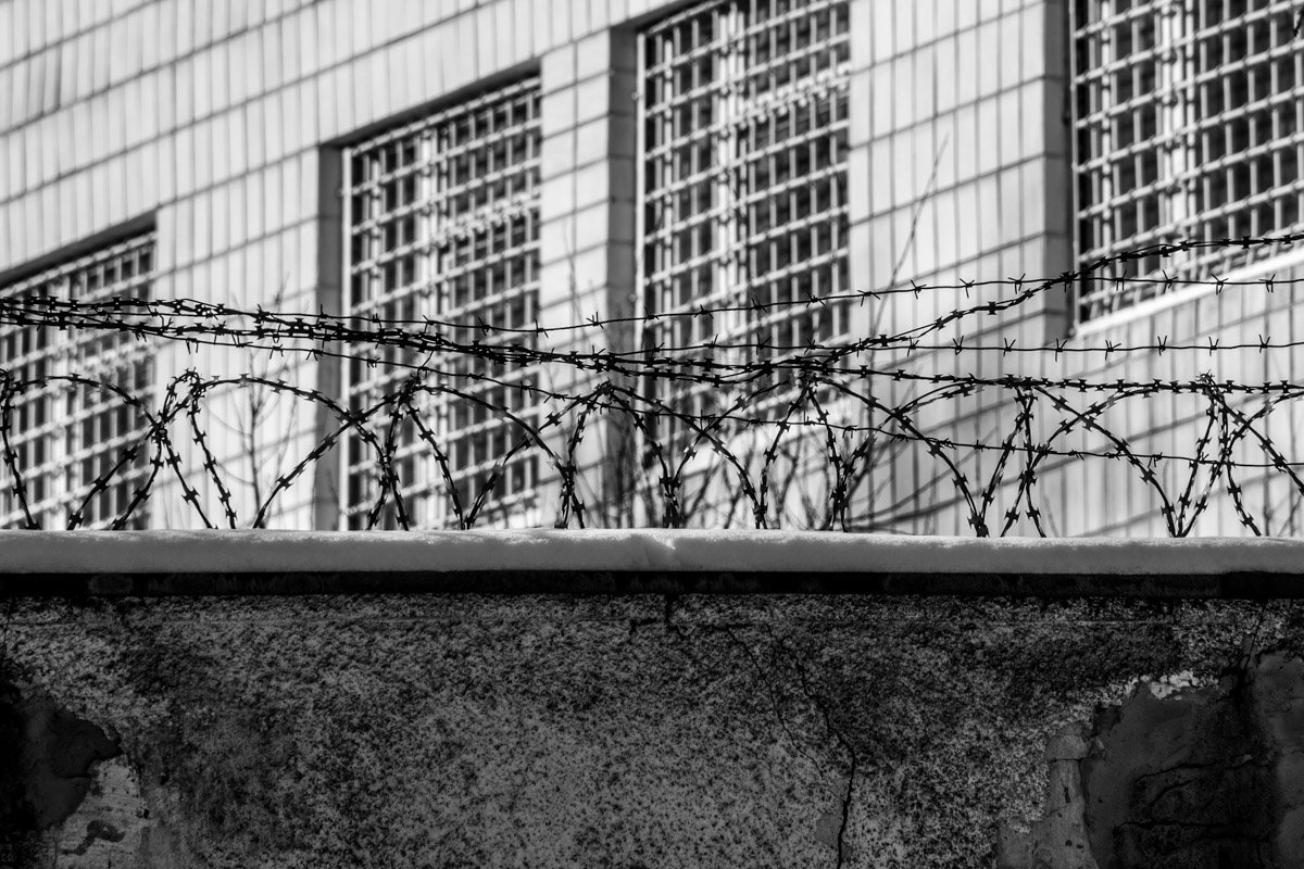 Перелезть может и получится, но штаны явно останутся на заборе