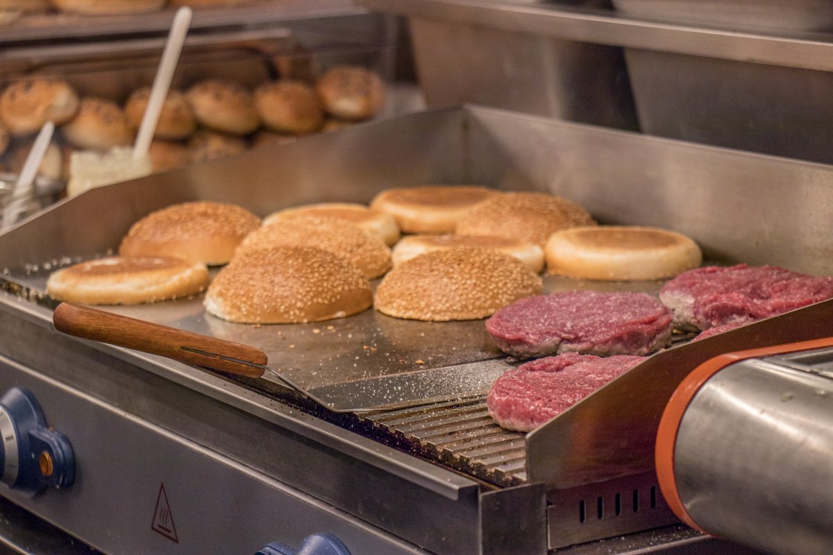 Сам співак нам зізнався, що бургери йому забороняє їсти дружина