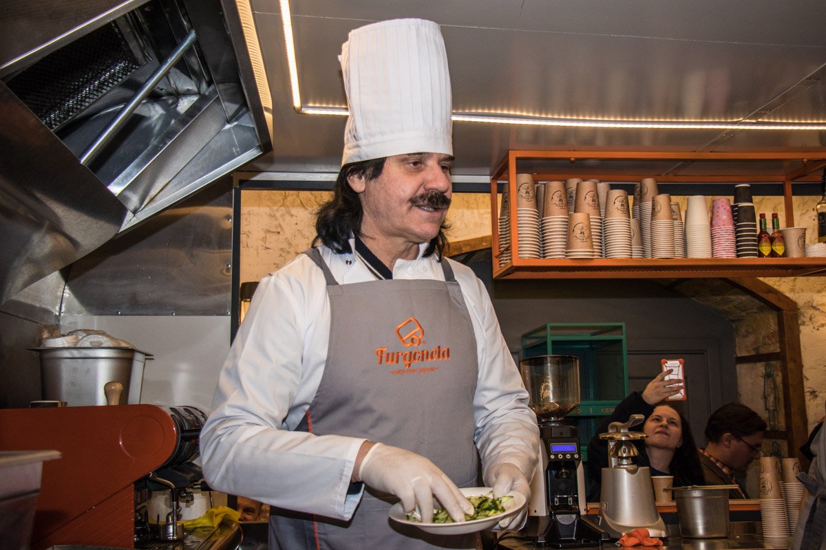 Зіброва одягнули у спеціальний одяг і рукавички, на що сам співак жартував, що в такому вигляді можна хоч в лікарню працювати