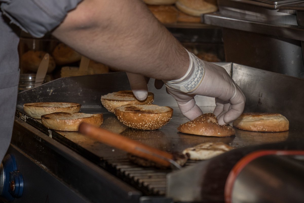 Поки артист розповідав кумедні історії із свого життя, на грилі піджарювались булочки