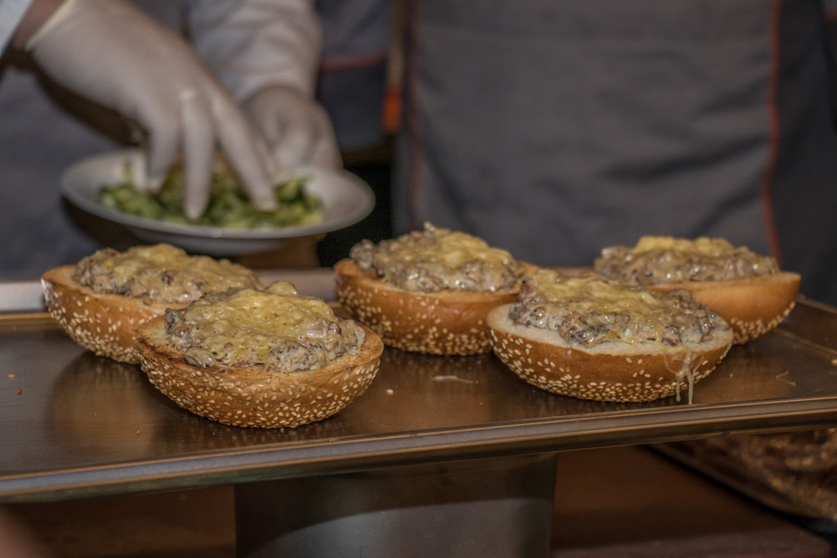 Родзинкою бургера стали трюфелі прямо всередині котлети