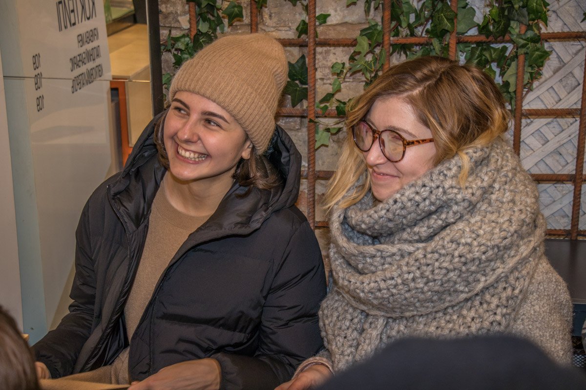 Зібров весь час змушував відвідувачів посміхатись, розповідаючи жарти і кумедні історії із свого життя