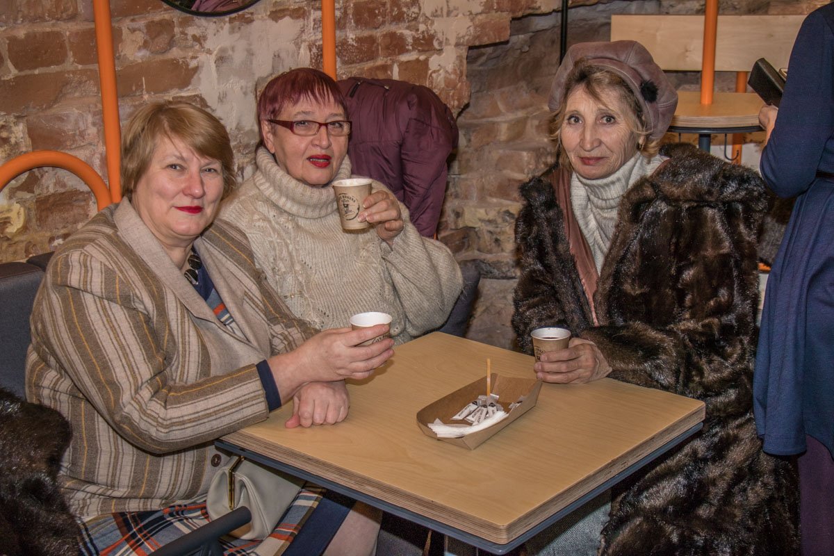 Всіх присутніх пригощали безкоштовним глінтвейном