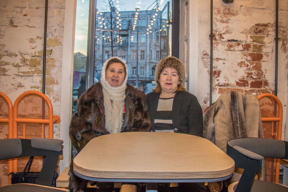 Скоштувати бургер Зіброва прийшли і люди похилого віку