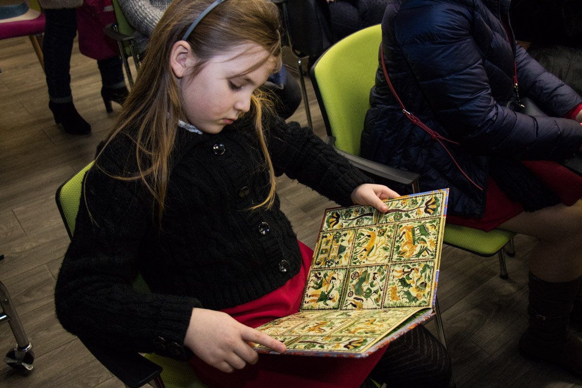 Дети с удовольствием рассматривали книгу