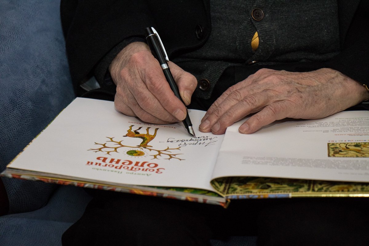 Павлычко подписал книги всем желающим 