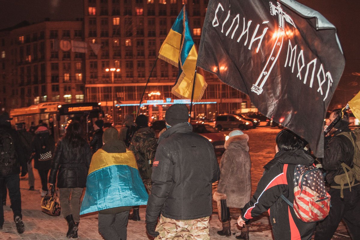Около 18:40 на Михайловской площади возле памятника княгини Ольги собралось около 50 активистов