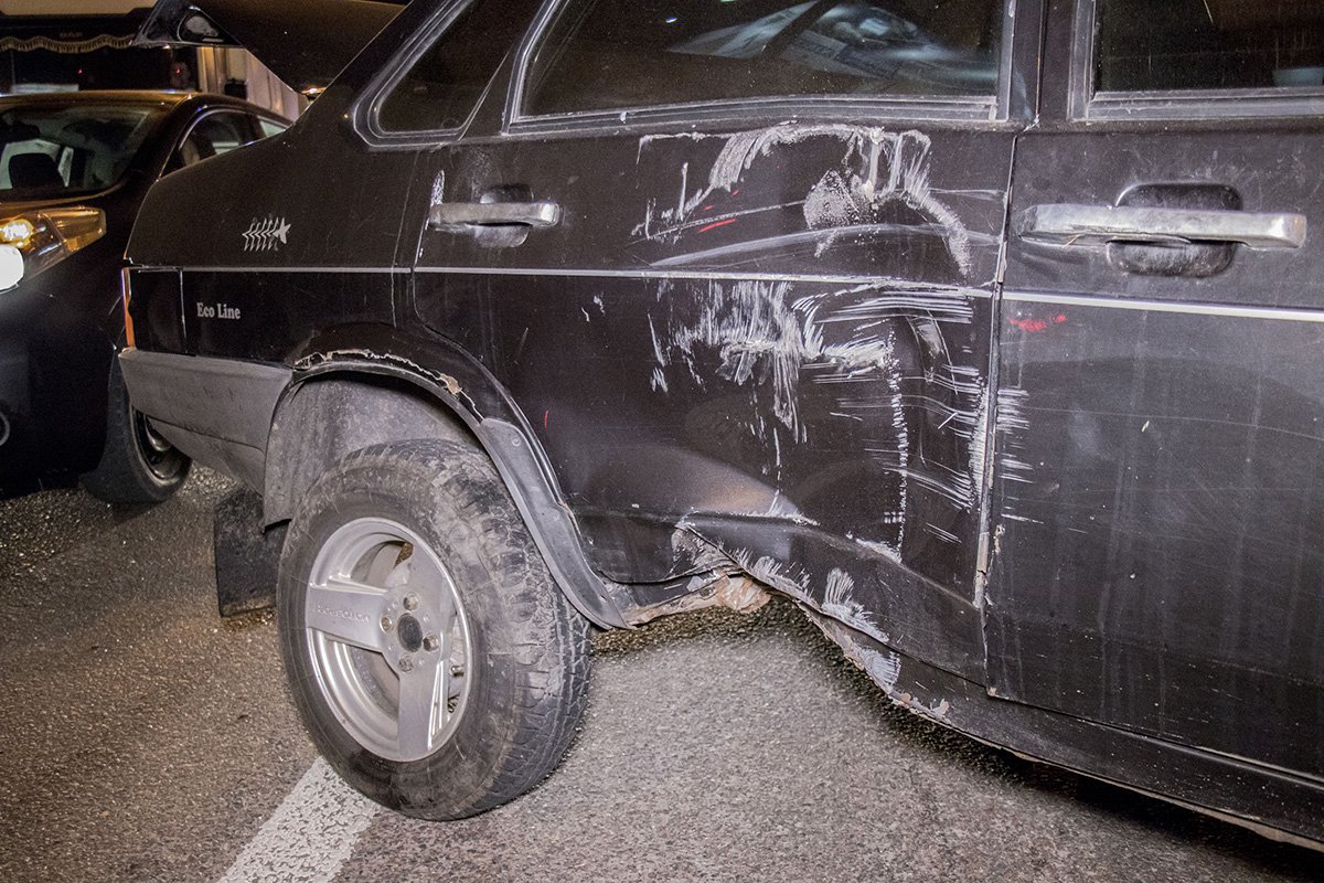 После столкновения с отбойником машина получила ряд повреждений После столкновения с отбойником машина получила ряд повреждений