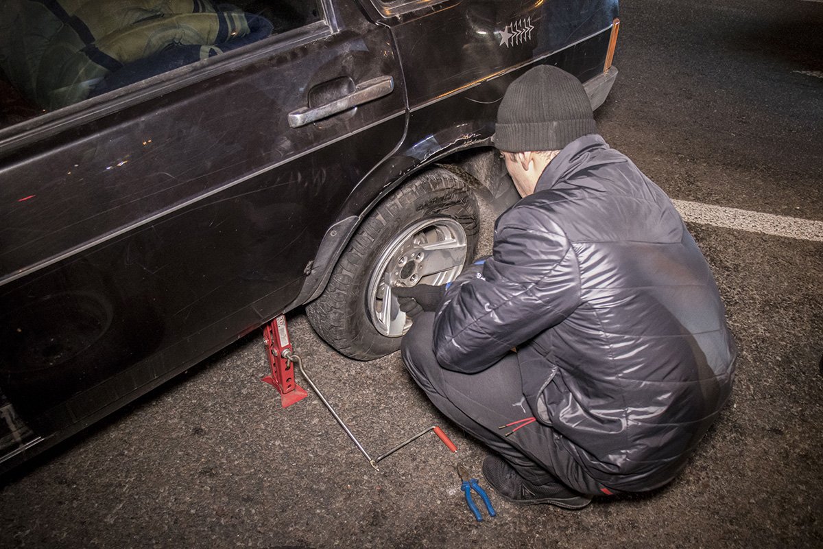 Водитель не пострадал и начал менять колесо Водитель не пострадал и начал менять колесо