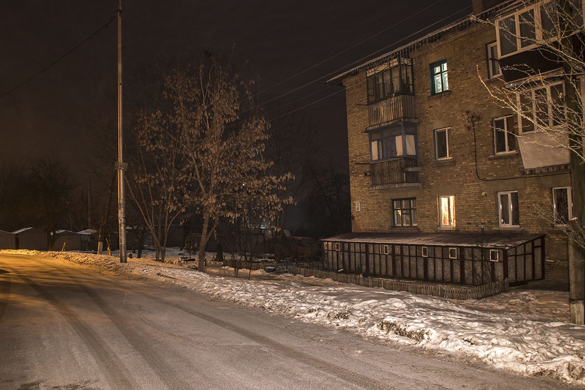 Но кому-то не спится даже в такой темный час Но кому-то не спится даже в такой темный час