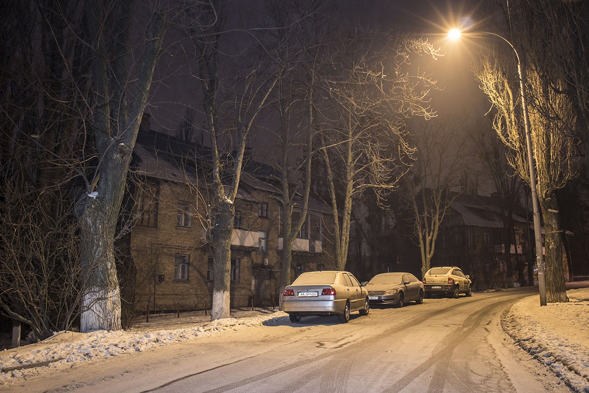 Машины терпеливо ждут своих хозяев Машины терпеливо ждут своих хозяев