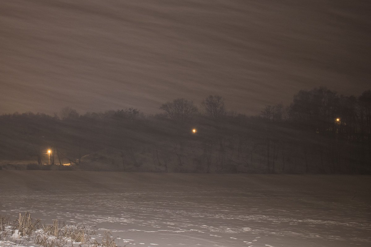 Пруд снова заметает снегом - только камыш выдает, что где-то рядом вода Пруд снова заметает снегом - только камыш выдает, что где-то рядом вода