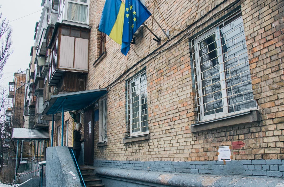 Найти здание легко - нужно ориентироваться на флаги