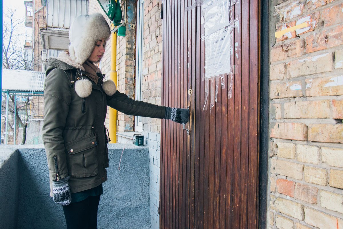 А вот попасть внутрь не так просто - дверь здесь закрыта, нужно стучать в окно