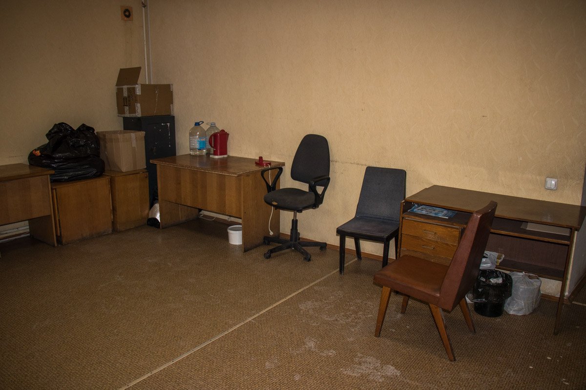 В помещении нет кроватей - здесь нельзя оставаться на ночлег