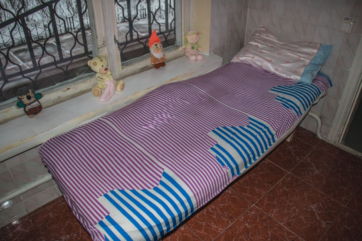 В помещении есть несколько спальных мест