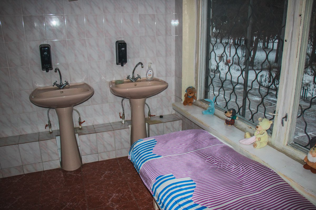 Рядом умывальники и туалетная комната