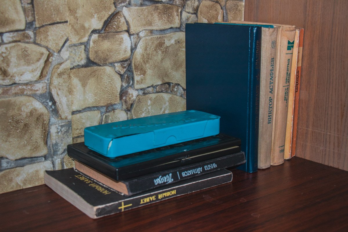 Каждый желающий может взять почитать здесь книги