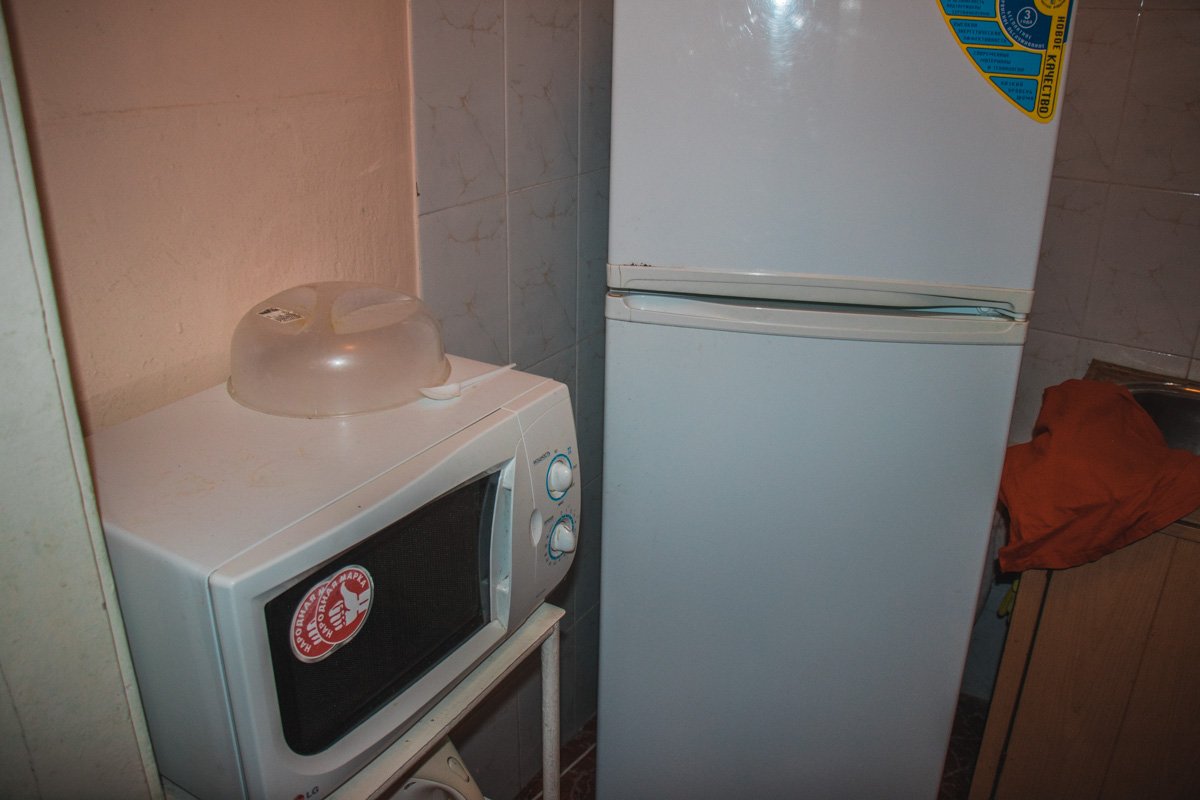 В кухне есть микроволновка, где все могут подогреть себе еду