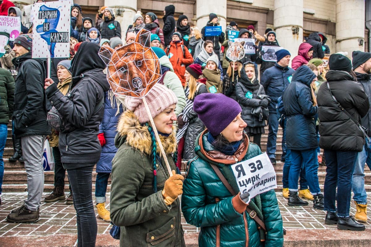 Обязательное фото с улыбчивым лицом и плакатом 