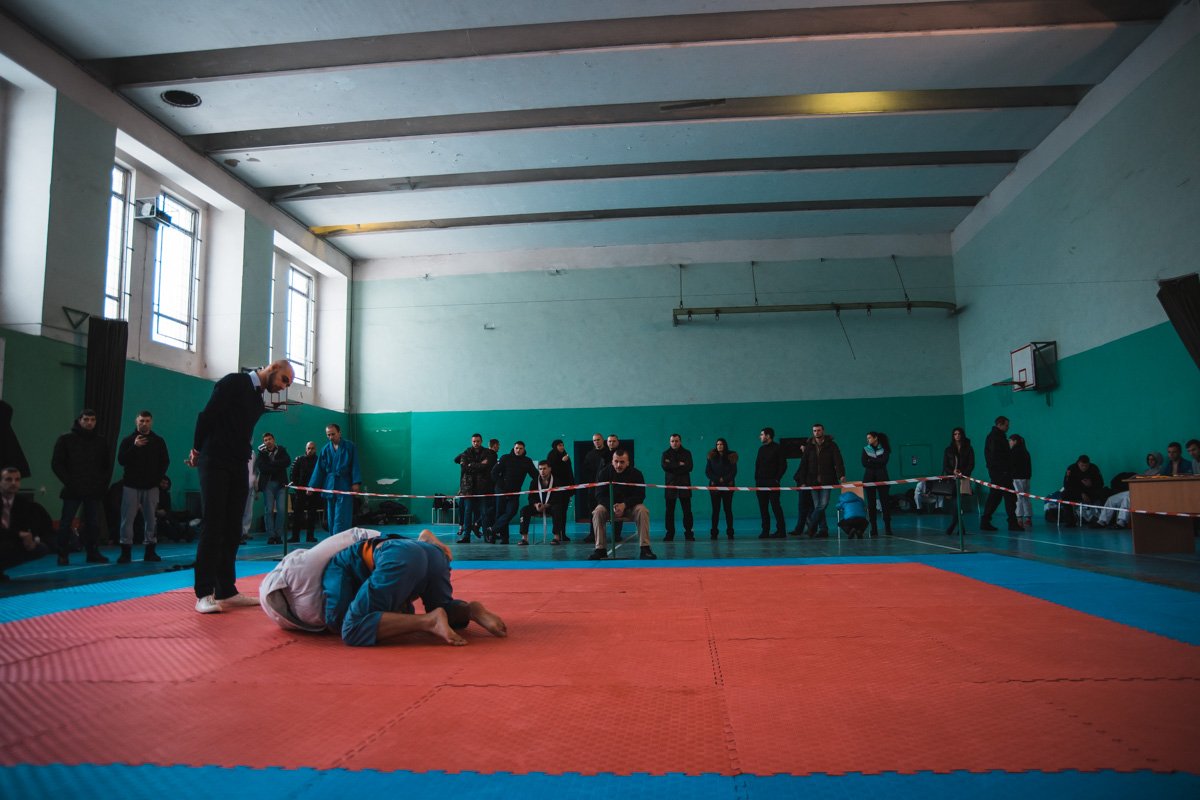 В спортивном зале на территории управления патрульной полиции Киева прошел чемпионат по джиу-джитсу