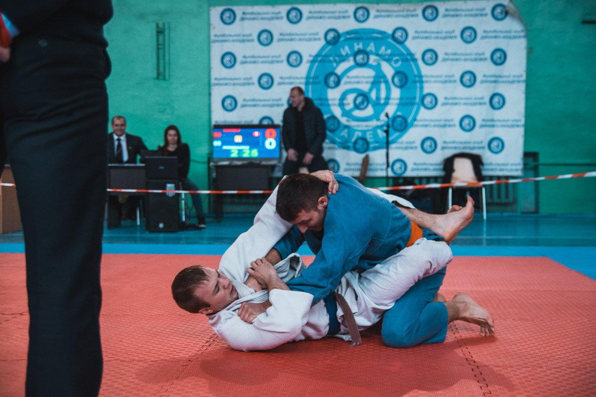 Полицейские бросали друг друга на пол