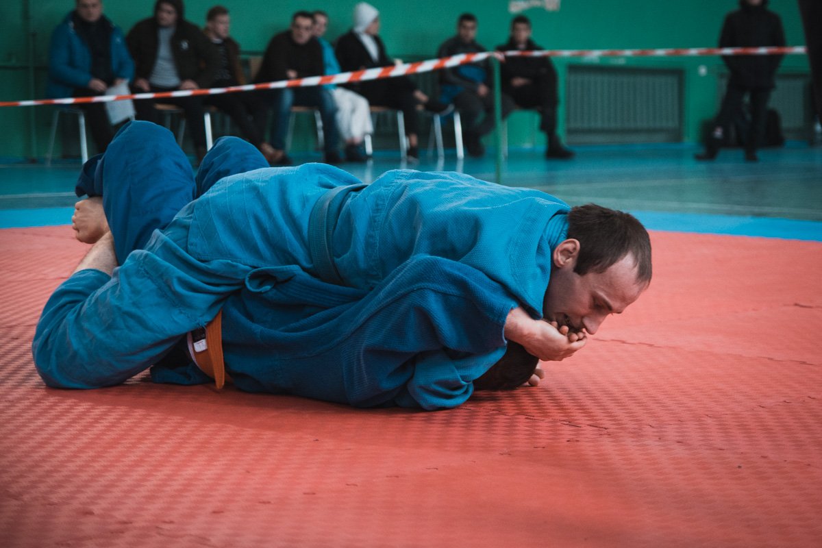 Некоторые пять минут подряд лежали на татами в тесных объятиях и не сдавались