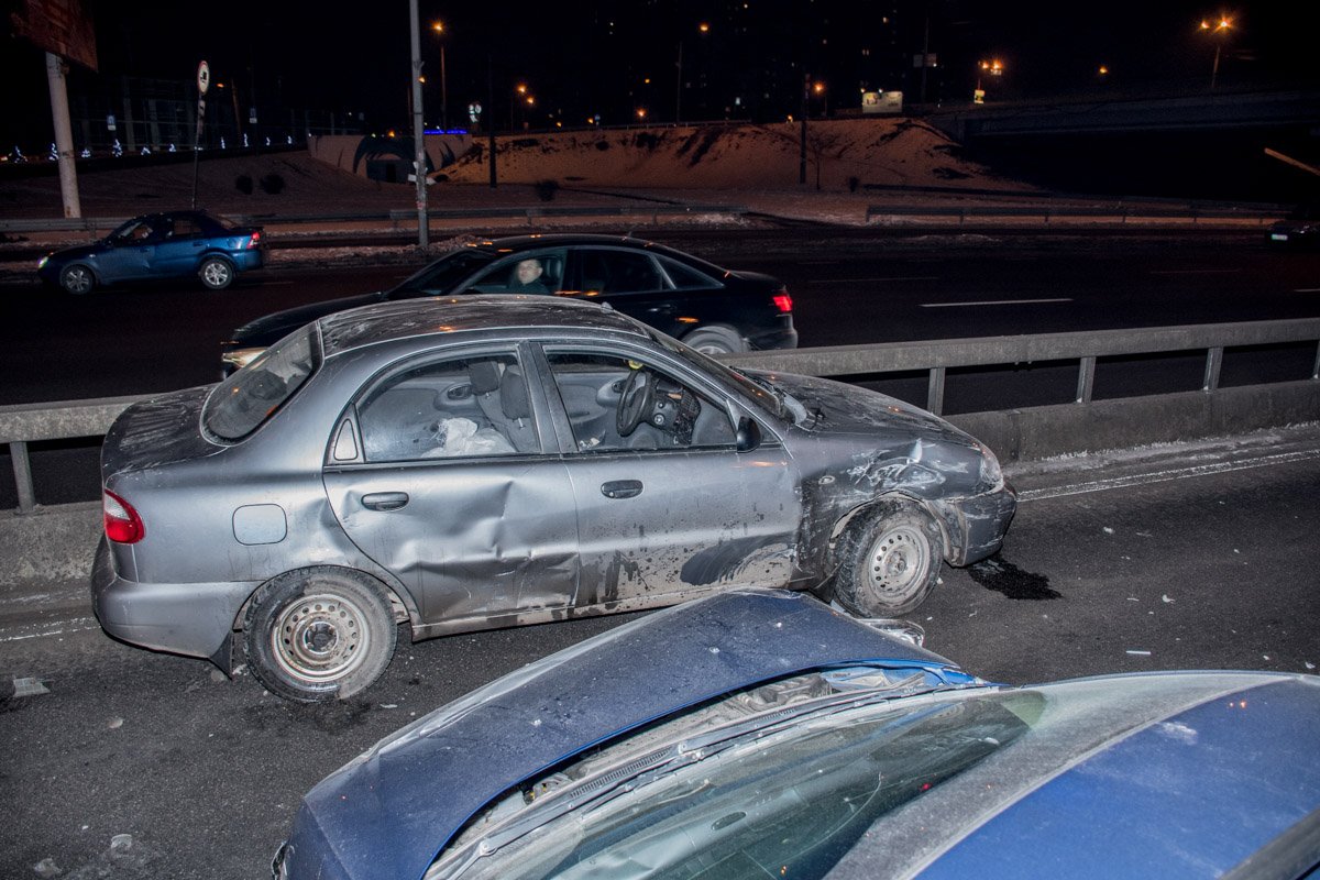 ДТП случилось на проспекте Николая Бажана около станции метро "Харьковская" 