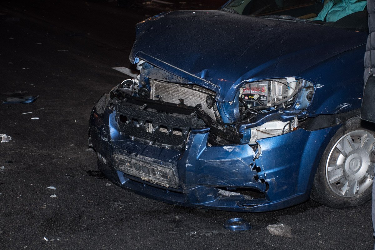 По словам водителя Daewoo, фура зацепила Chevrolet