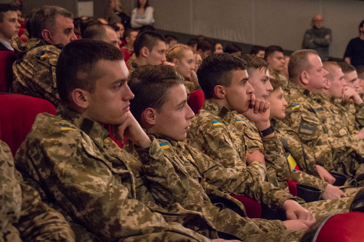 Зрители в ожидании начала кино Зрители в ожидании начала кино