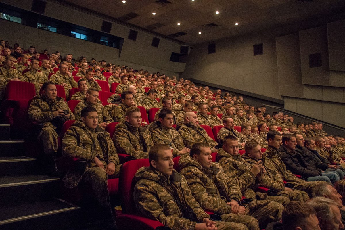 В зале не было свободных мест В зале не было свободных мест