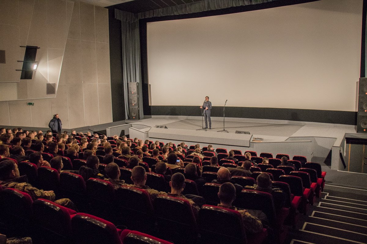 Смотреть "Киборгов" приехали лицеисты из разных регионов Украины Смотреть "Киборгов" приехали лицеисты из разных регионов Украины