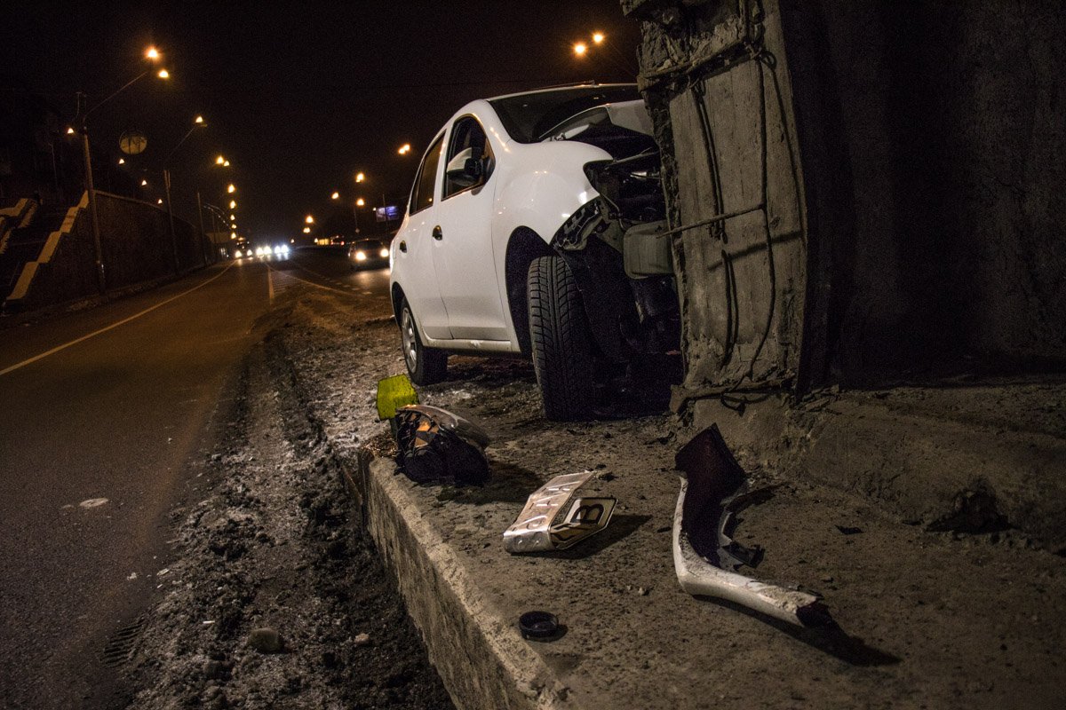 Renault ехал по проспекту Правды в сторону выезда из города Renault ехал по проспекту Правды в сторону выезда из города