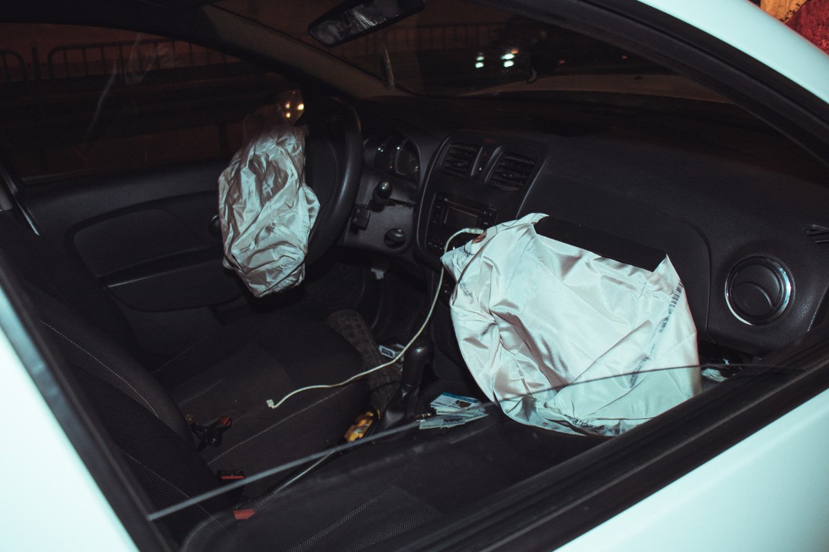 В автомобиле сработали подушки безопасности В автомобиле сработали подушки безопасности