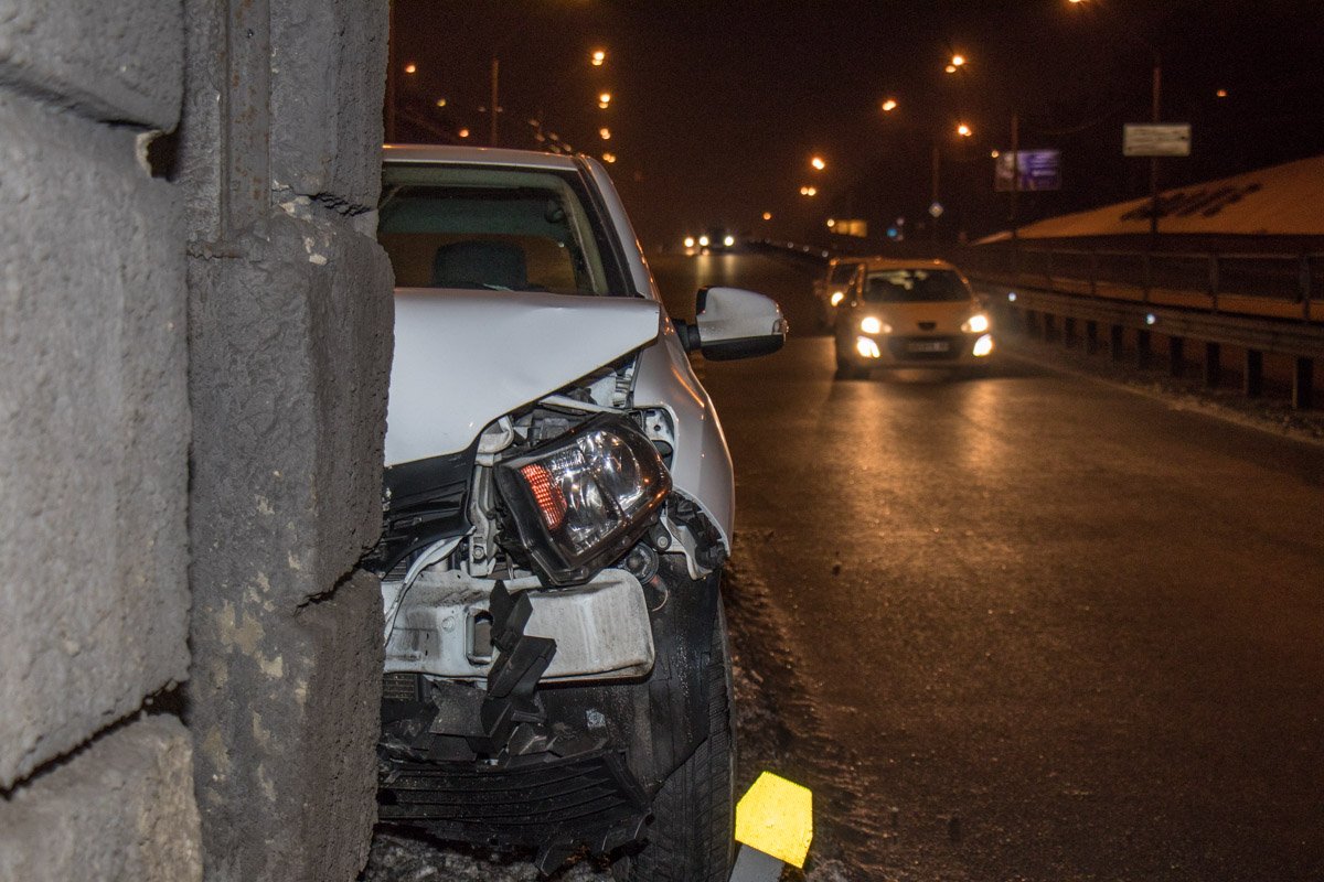 Передняя часть авто значительно повреждена Передняя часть авто значительно повреждена